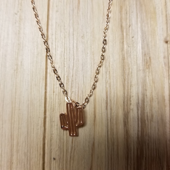 🌵Super Cute and dainty ROSE GOLD cactus necklace - Picture 4 of 6